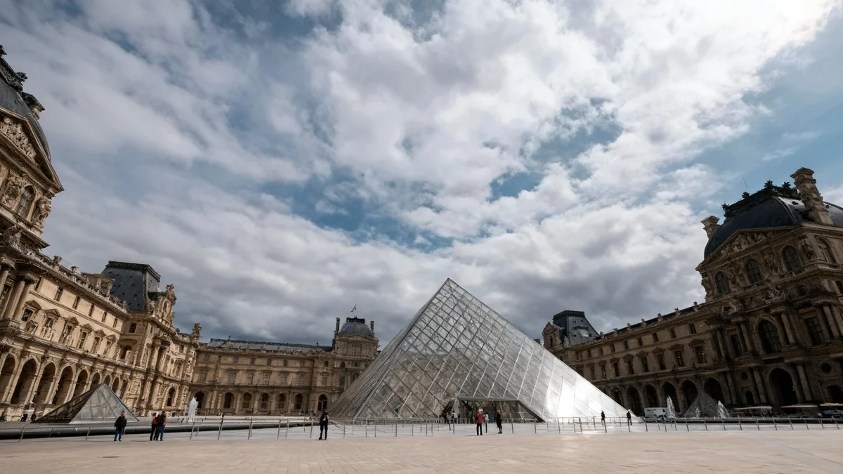 Louvre Museum Closes After Jewellery Robbery in Paris