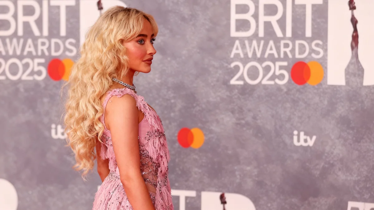 Sabrina Carpenter Covers Aqua's 'Barbie Girl' at Halloween Show